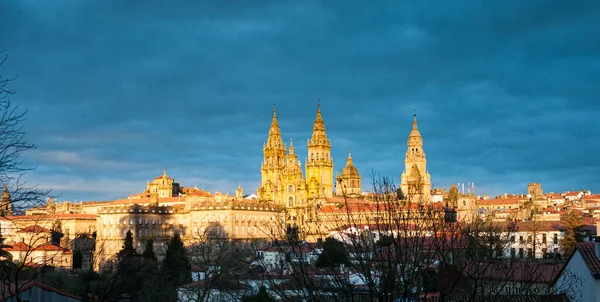 Santiago de Compostela 'nın arka planında gün batımında katedrali olan görüntüsü. Kutsal kompostela yılı.