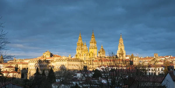 日落时 圣地亚哥 孔波斯特拉 Santiago Compostela 及其主教座堂的景观 孔波斯特拉圣年 图库图片