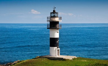 Ribadeo, Galiçya 'daki Pancha Adası Deniz Feneri manzarası. Arka planda mavi deniz.