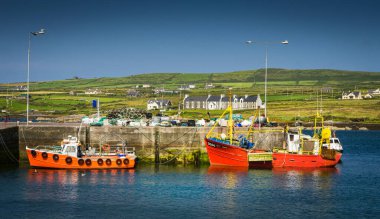Kerry 'nin İrlandalı köyü Portmagee' deki limanın panoramik manzarası, ön planda birkaç balıkçı teknesi ile.