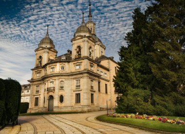 La Granja de San Ildefonso Kraliyet Sarayı 'nın yanında Barok tarzında Kutsal Üçlü Kraliyet Kolej Kilisesi manzarası.