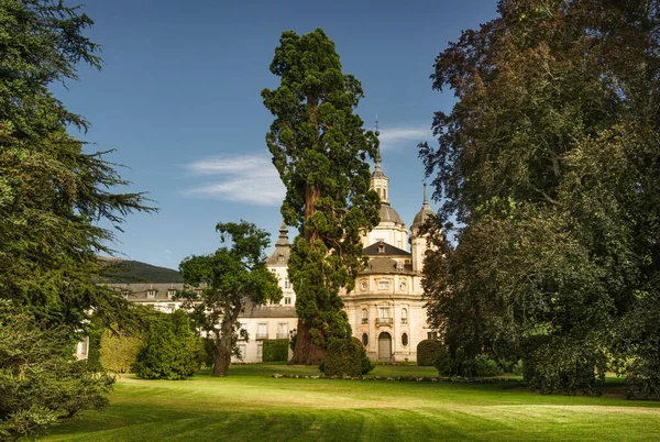 La Granja de San Ildefonso Kraliyet Sarayı 'nın yanında Barok tarzında Kutsal Üçlü Kraliyet Kolej Kilisesi manzarası.