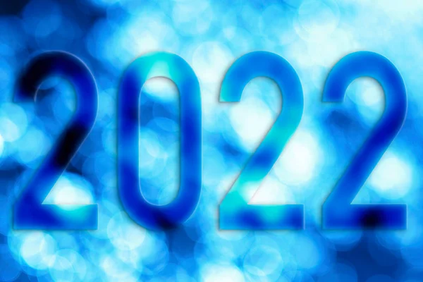 2022年新年 一年中半透明的数字 背景为蓝调的淡淡的明亮灯光 — 图库照片