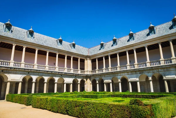 Herrerian tarzı manastır ve San Lorenzo de el Escorial Manastırı 'nın bahçelerinin bir kısmı..