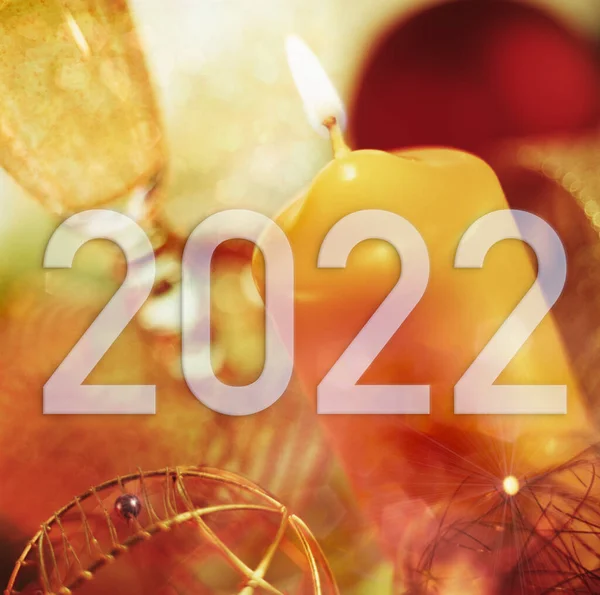2022 yılı, Noel elementlerinin arka planında sıcak tonlarda ve biraz bulanık.