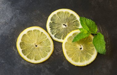 Limon dilimleri ve taze nane yapraklarıyla dolu bir hayat..