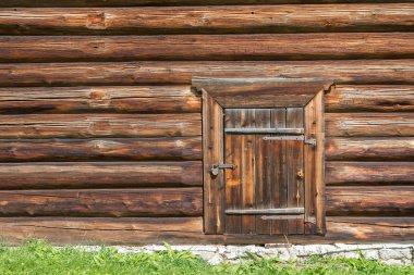 Eski günlük ev ahşap duvar kapalı kapı ve bu güvenli depolama veya evi simgeleyen üzerinde asma kilit.