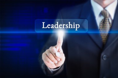 İleti liderliği ile beyaz bir işaret tutan bir iş adamı. Reklam için kullanılabilir.