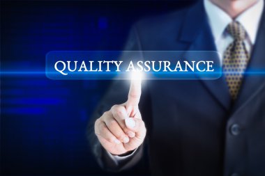 Mesaj kalite güvencesi ile beyaz bir işaret tutan bir iş adamı. Reklam için kullanılabilir.