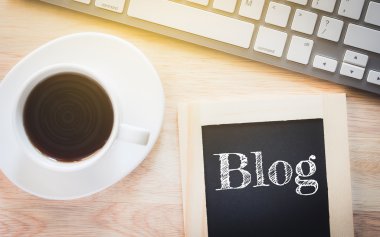 Kavram Blog Mesaj ahşap plakalar üzerinde. Bir klavye ve bir cam sehpa. Vintage sesi.