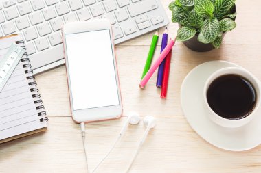 Office workspace klavye not defteri kahve Kupası ve ahşap masa üstünde smartphone ile.