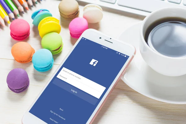 BANKKOK, TAILANDIA - 06 DE FEB DE 2016: Inicio de sesión Iconos de pantalla de Facebook en Apple iPhone 6. Facebook es el sitio de redes sociales más grande y popular del mundo . —  Fotos de Stock