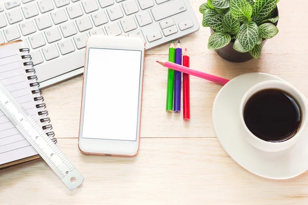 Espace de travail de bureau avec clavier portable café de tasse et smartphone sur table en bois . — Photo