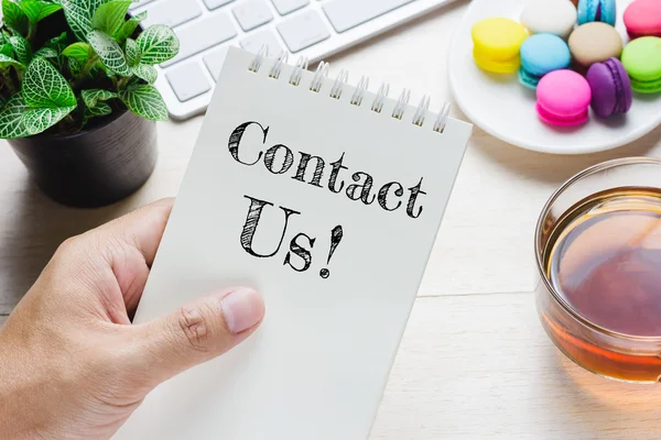 Holding adam bize mesaj kitap ve bir fincan sıcak çay, klavyeyle tablo acıbadem kurabiyesi. Reklamınız için bağlanabilir.