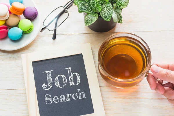 Ahşap plakalar kavramı iş arama mesajı. Macaroons ve cam çay tablo. Vintage sesi.