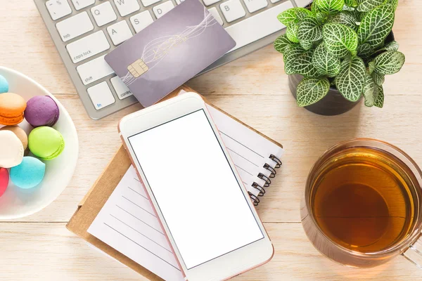 Espaço de trabalho de escritório com teclado notepad café de copo e smartphone na mesa de madeira . — Fotografia de Stock