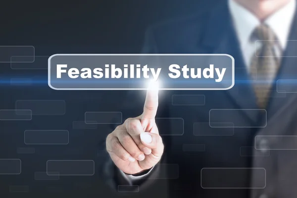 Bir fizibilite çalışması kavramı düğmeye basarak iş adamı. Reklamcılıkta kullanılabilecek.