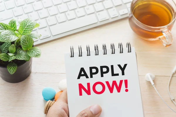 Holding adam uygulamak şimdi mesaj kitap ve bir fincan sıcak çay, klavyeyle tablo acıbadem kurabiyesi. Reklamınız için bağlanabilir.