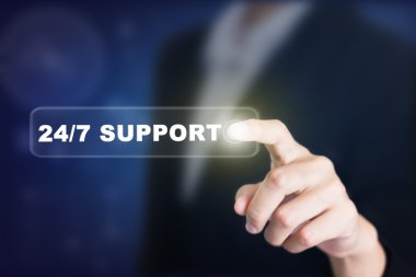 Bir 24/7 destek kavramı düğmeye basarak iş adamı. Reklamcılıkta kullanılabilecek.