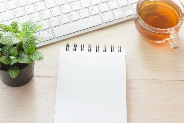 Livre sur la table et le clavier, Vous pouvez entrer du texte — Photo