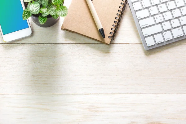 Kitap, telefon tablo ve klavye, metin girin