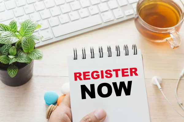 Şimdi kayıt mesaj kitap ve bir fincan sıcak çay, klavyeyle tutan adam masada acıbadem kurabiyesi. Reklamınız için bağlanabilir.