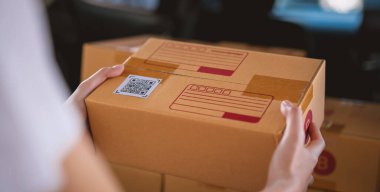 Küçük bir iş kurma, müşterilere gönderilecek ürünler için el çantası paketleme, ev ofisinde çalışma..