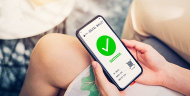 El, başarılı ödeme ekranı için cep telefonu kullanıyor. Akıllı telefondan alışveriş ve uygulama cüzdanında bankacılık..