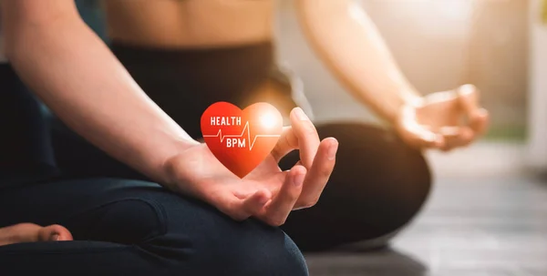 Close Van Vrouw Die Yoga Oefeningen Doet Toon Hartslag Bij Rechtenvrije Stockfoto's