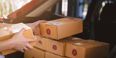 Küçük bir iş kurma, müşterilere gönderilecek ürünler için el çantası paketleme, ev ofisinde çalışma..