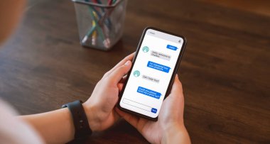 Dijital sohbet robotu ve alıcıya akıllı telefon, yapay zeka, yenilik ve teknoloji kullanarak gönderildi..