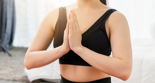 Close Tiro Uma Jovem Fazendo Exercícios Ioga Sala Estar Casa — Fotografia de Stock