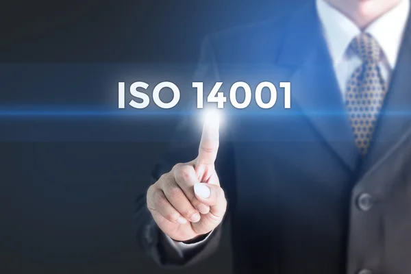 Un Empresario sosteniendo un cartel blanco con el mensaje ISO 14001 — Foto de Stock