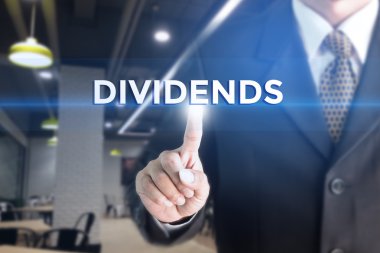 Mesaj temettü ile beyaz bir işaret tutan bir iş adamı.