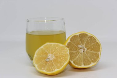 Bardakta limon ve limon suyu