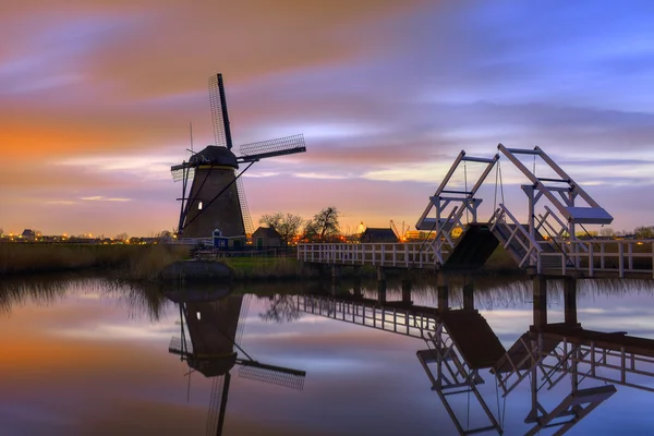 Windmolens in schemerlicht na zonsondergang in de beroemde kinderdijk, Nederland — Stockfoto