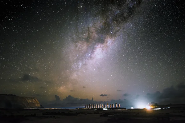 Via Lattea sull'Isola di Pasqua e Moai di notte, Cile — Foto Stock