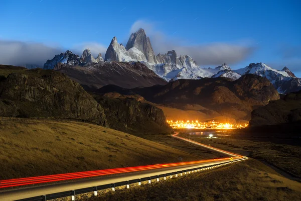 Monte Fitz Roy en el Parque Nacional Los Glaciares con luz de coche y camino a El Chalten, Patagonia, Argentina — Foto de Stock