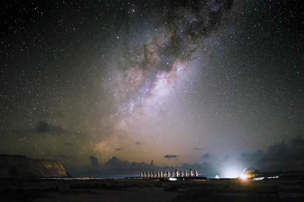Milky way on Easter lsland and Moai at night, Chile — Stock Photo, Image