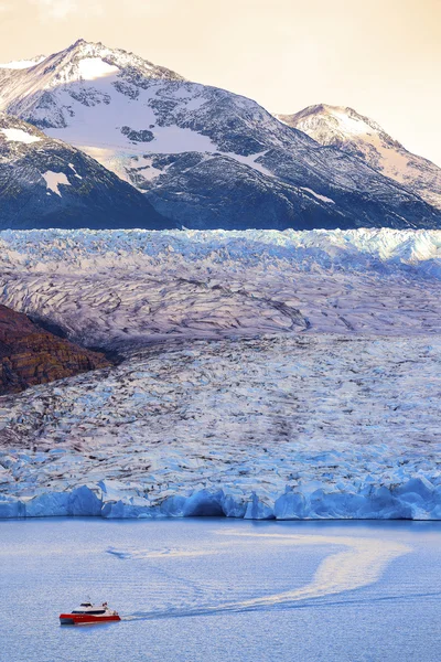 灰色氷河トレスでヨット トレイル ・ デル ・ パイネ国立公園、プエルト ・ ナタレス チリ — ストック写真
