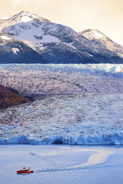 Jejak kapal pesiar di Taman nasional Grey glacier torres del paine, puerto natales Chile — Stok Foto