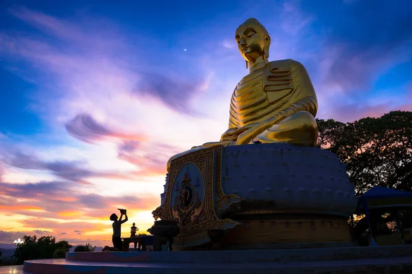 Große goldene Buddha-Statue auf Lotus sitzend, Bedeutung bei Sonnenuntergang, prachuap khiri khan Provinz Thailand — Stockfoto