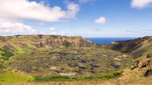 ラパヌイ、イースター島チリで火山 Rano Kau 上雲の流れの時間の経過 — ストック動画