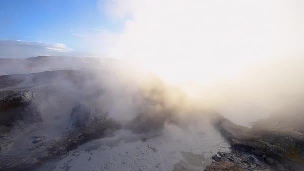 Sár gejzír Sol De Manana napkeltekor, Bolívia határán — Stock videók