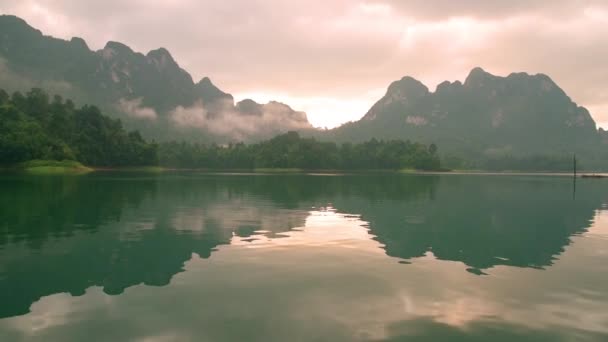 Hermosa naturaleza al atardecer en el sur de Tailandia . — Vídeos de Stock