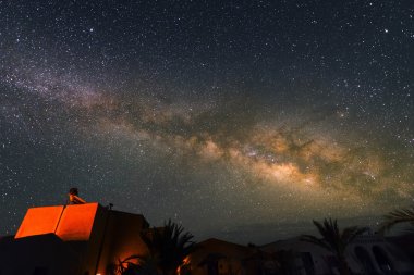 Samanyolu köyün geceleri, Morocco Sahara çöl yakınındaki yukarıda