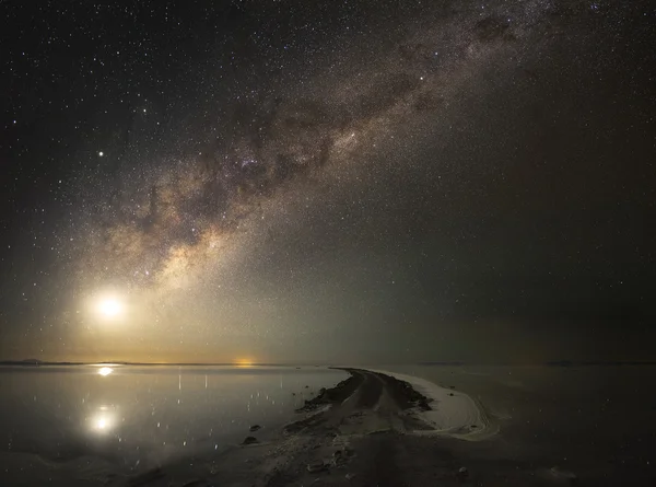 Droga mleczna i księżyc ściśle piękne lato nocne niebo z gwiazdami na salar de uyuni, Boliwia — Zdjęcie stockowe