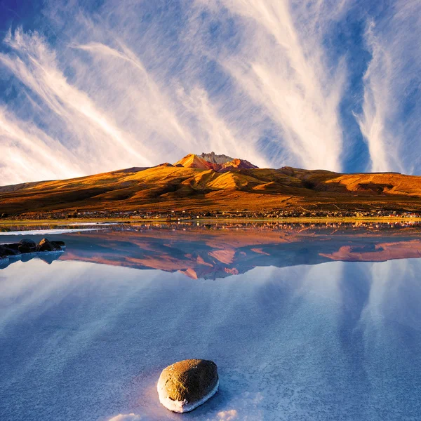 Visa Tunupa vulkan vid solnedgången, Salar de Uyuni i Bolivi — Stockfoto