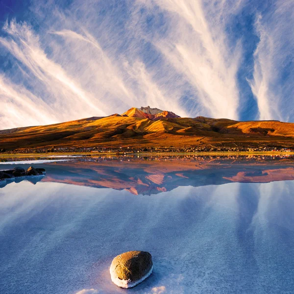 Pemandangan gunung berapi Tunupa saat matahari terbenam, Salar de Uyuni di Bolivi — Stok Foto