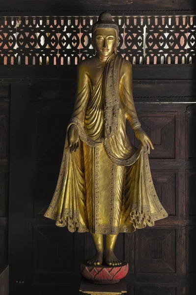 Buddha-Statue aus Gold steht auf Lotusbasis — Stockfoto